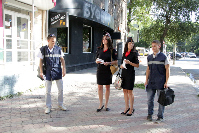 Саратовцам раздавали листовки с описанием способов мошенничества