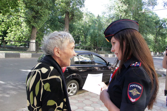 Саратовцам раздавали листовки с описанием способов мошенничества