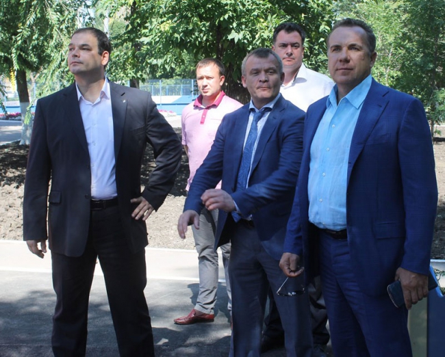 Олег Грищенко осмотрел сквер с паровозом