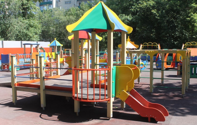 Олег Грищенко осмотрел сквер с паровозом