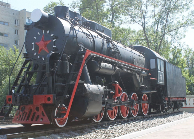 Олег Грищенко осмотрел сквер с паровозом