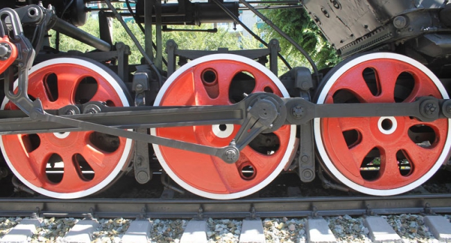 Олег Грищенко осмотрел сквер с паровозом