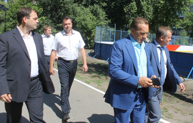 Олег Грищенко осмотрел сквер с паровозом