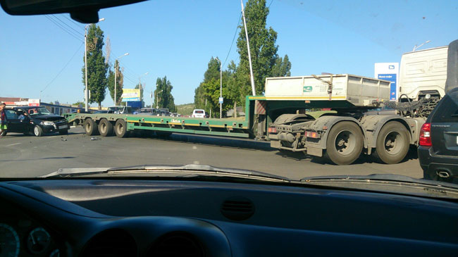 Из-за ДТП с фурой перекрыт выезд из Саратова