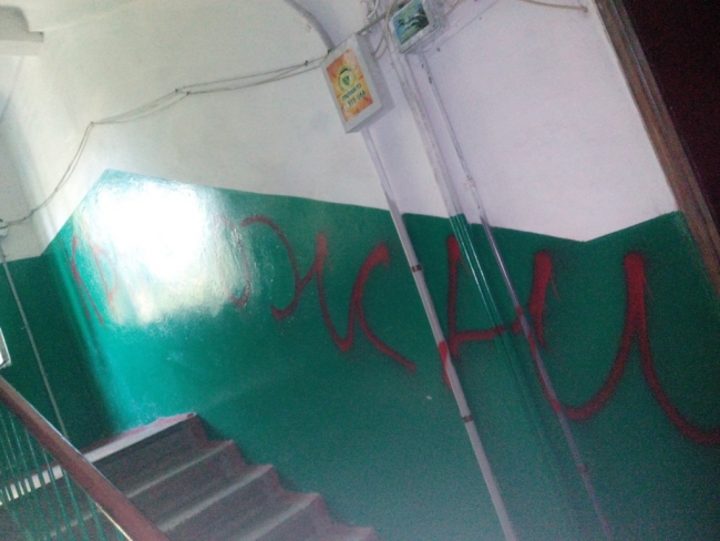 В Заводском районе коллекторы устроили в подъезде акт вандализма