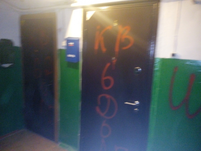 В Заводском районе коллекторы устроили в подъезде акт вандализма