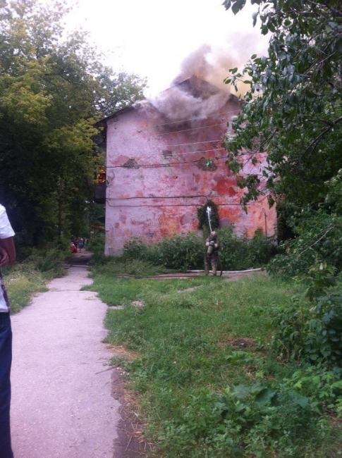 В Заводском районе горит многоквартирный дом