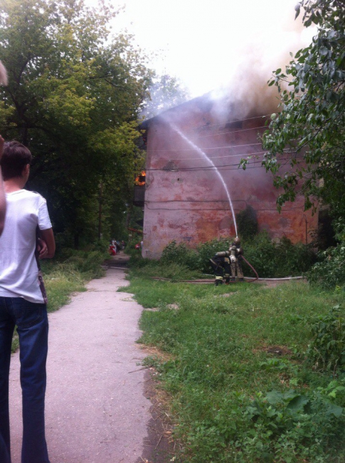 В Заводском районе горит многоквартирный дом