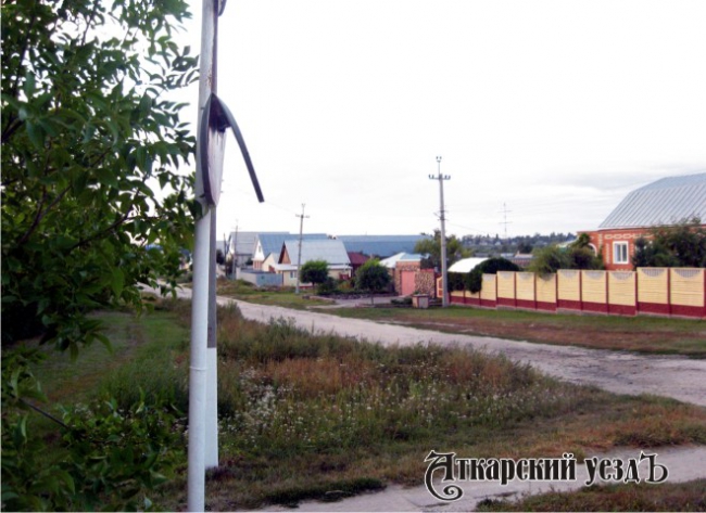 Парень карабкался на столбы и сгибал знаки «Обгон запрещен»