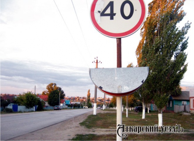 Парень карабкался на столбы и сгибал знаки «Обгон запрещен»