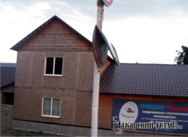 Парень карабкался на столбы и сгибал знаки «Обгон запрещен»