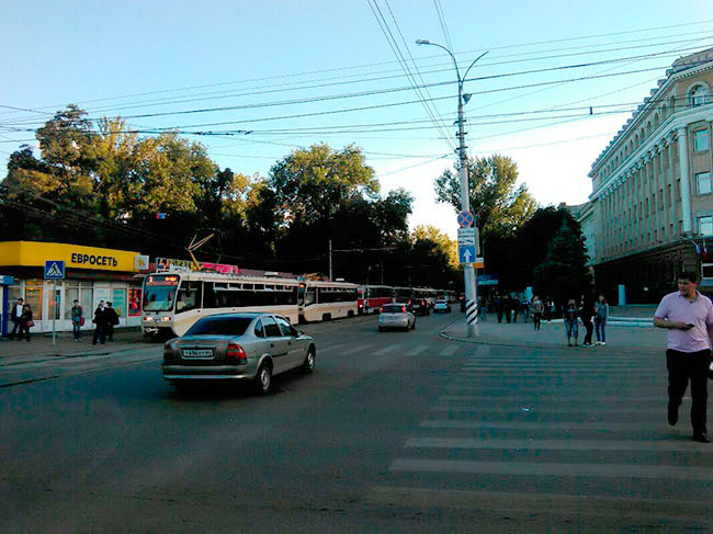 Трамвай на Астраханской и Московской протаранил «Мазду»