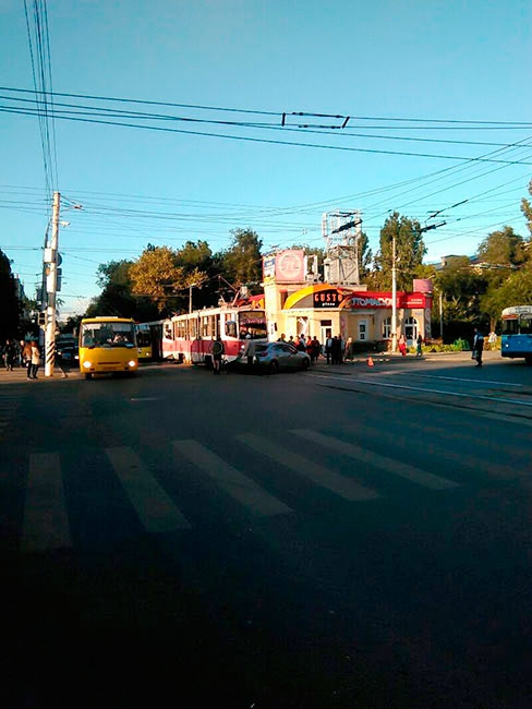 Трамвай на Астраханской и Московской протаранил «Мазду»