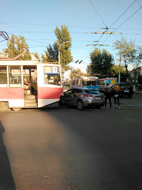 Трамвай на Астраханской и Московской протаранил «Мазду»