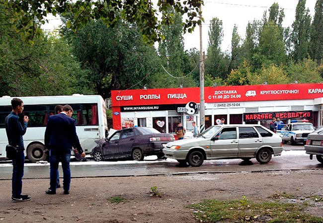 На Антонова легковушка влетела под автобус №11