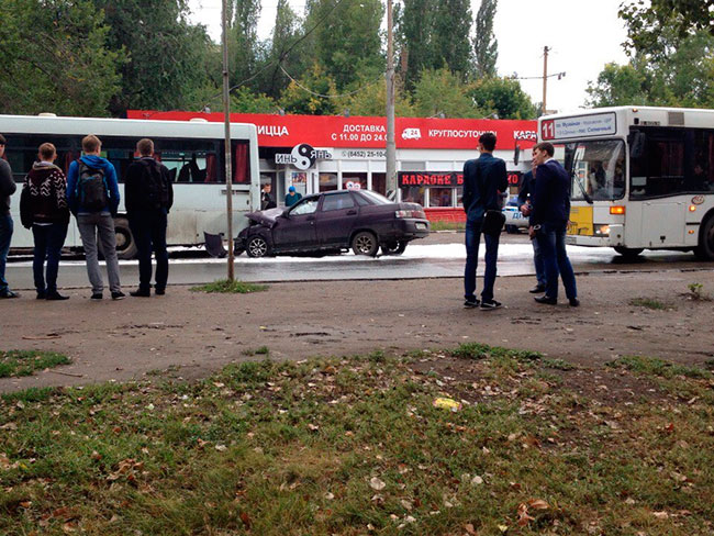 На Антонова легковушка влетела под автобус №11