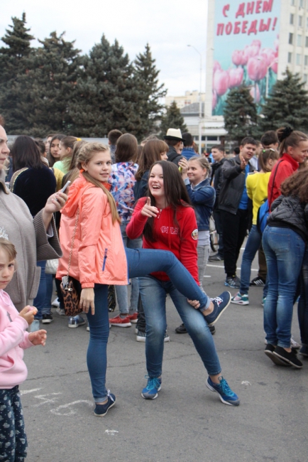 Саратовцы отмечают День трезвости плясками под народные песни