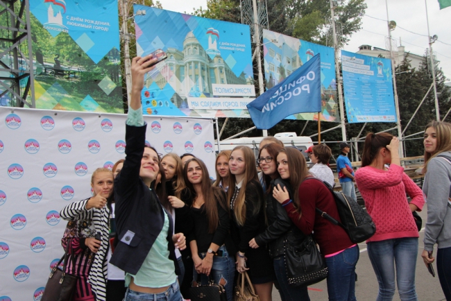 Саратовцы отмечают День трезвости плясками под народные песни