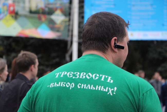 Саратовцы отмечают День трезвости плясками под народные песни