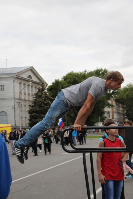 Саратовцы отмечают День трезвости плясками под народные песни