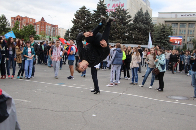 Саратовцы отмечают День трезвости плясками под народные песни