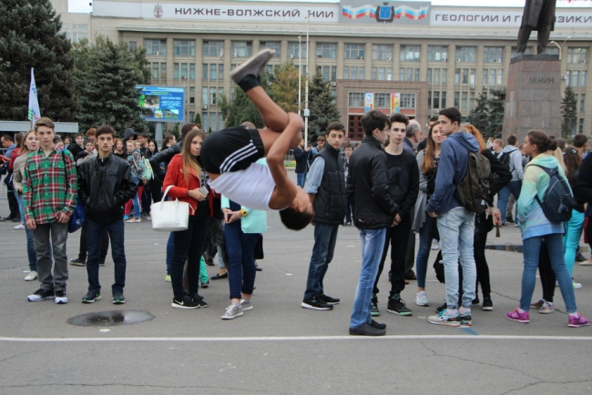 Саратовцы отмечают День трезвости плясками под народные песни