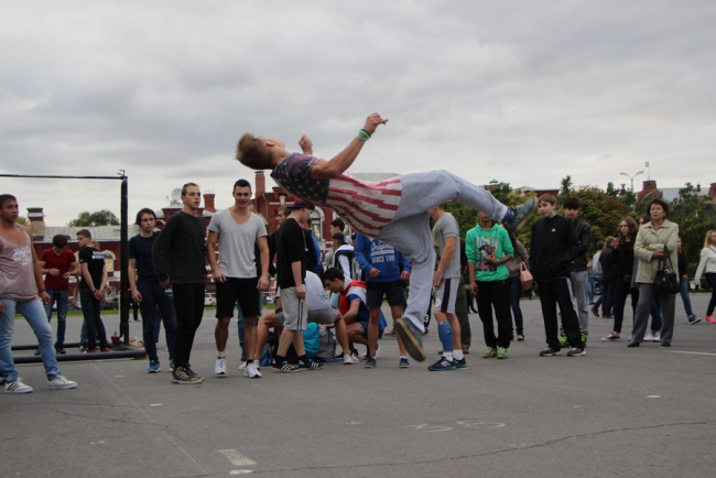 Саратовцы отмечают День трезвости плясками под народные песни