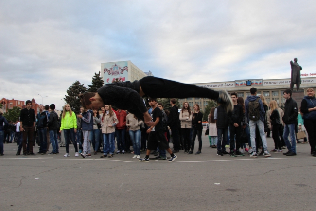 Саратовцы отмечают День трезвости плясками под народные песни