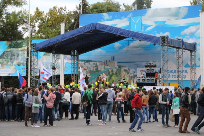 Саратовцы отмечают День трезвости плясками под народные песни