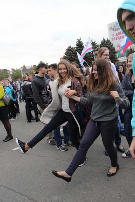 Саратовцы отмечают День трезвости плясками под народные песни