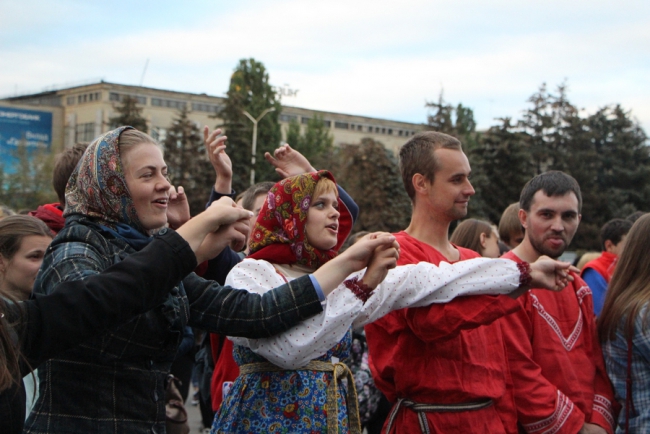 Саратовцы отмечают День трезвости плясками под народные песни