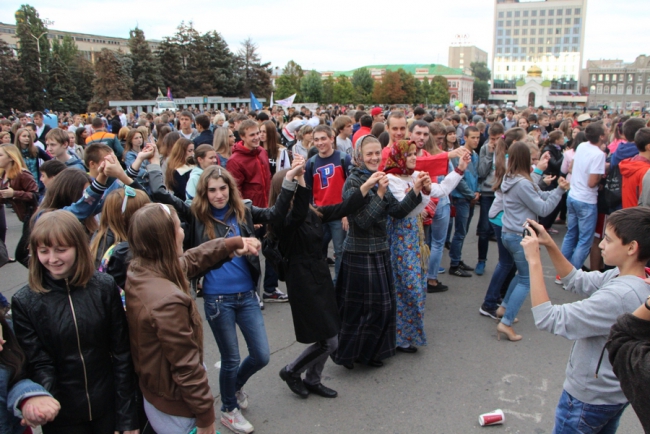 Саратовцы отмечают День трезвости плясками под народные песни