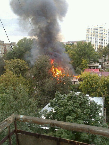 В центре Саратова полыхает двухэтажный дом