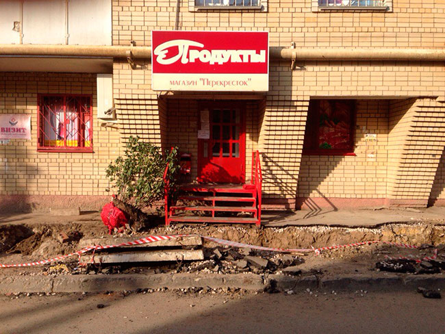 В Саратове отчаянным клиентам магазина приходится прыгать через котлован