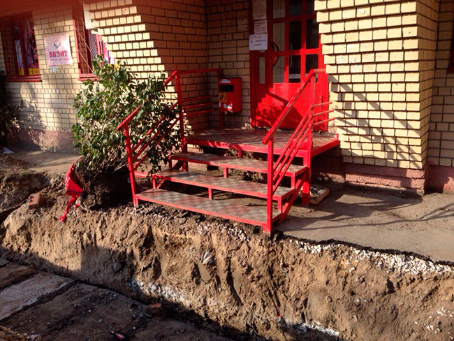 В Саратове отчаянным клиентам магазина приходится прыгать через котлован