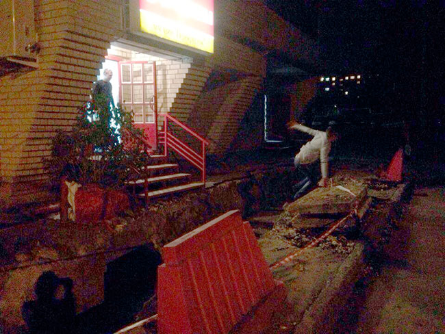 В Саратове отчаянным клиентам магазина приходится прыгать через котлован