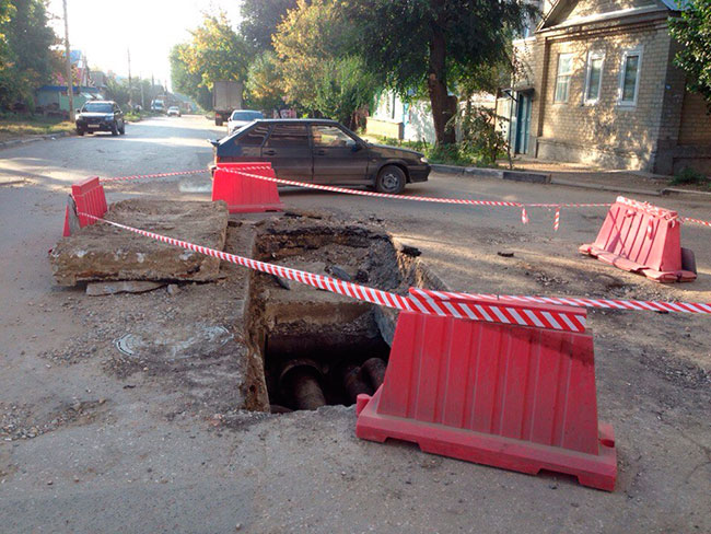 В Саратове отчаянным клиентам магазина приходится прыгать через котлован