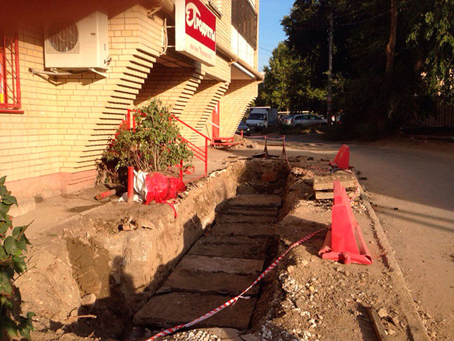 В Саратове отчаянным клиентам магазина приходится прыгать через котлован