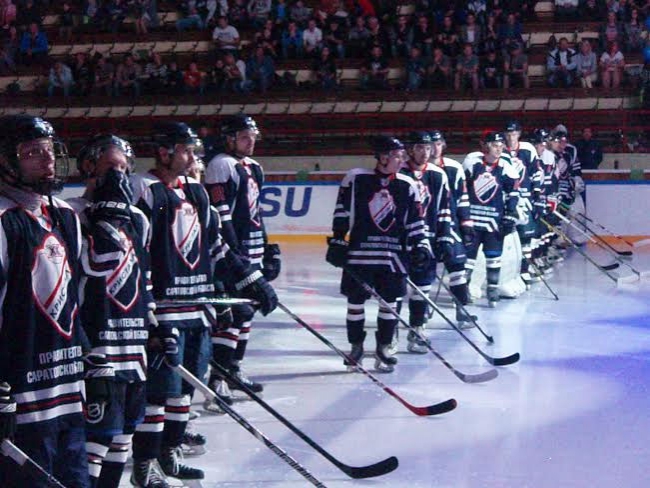 Хоккеисты «Кристалла» уступили казанскому «Барсу»