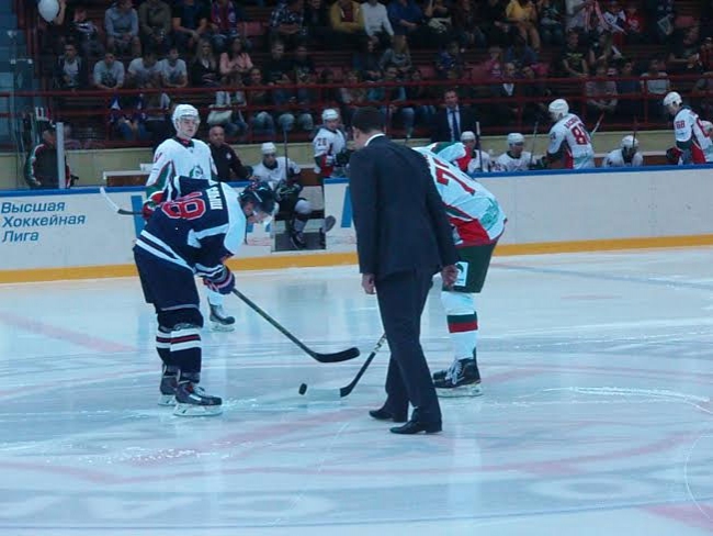 Хоккеисты «Кристалла» уступили казанскому «Барсу»