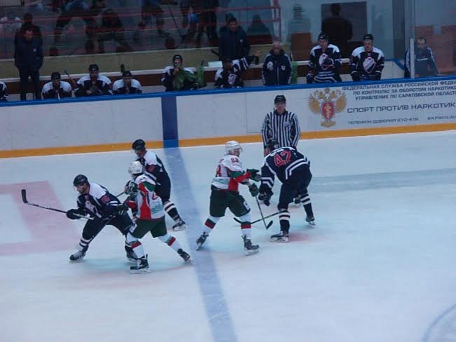 Хоккеисты «Кристалла» уступили казанскому «Барсу»