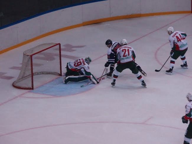 Хоккеисты «Кристалла» уступили казанскому «Барсу»