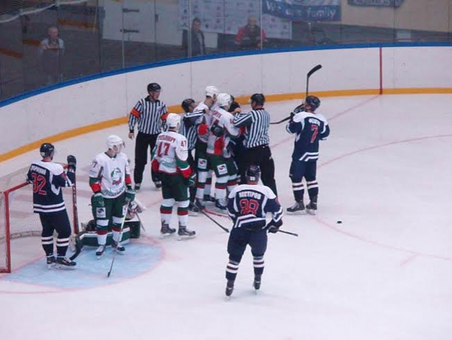 Хоккеисты «Кристалла» уступили казанскому «Барсу»