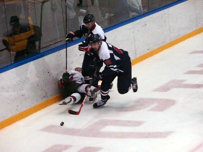 Хоккеисты «Кристалла» уступили казанскому «Барсу»