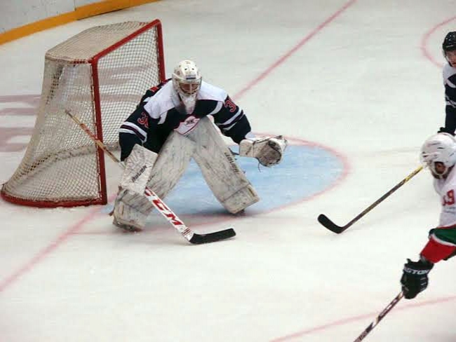 Хоккеисты «Кристалла» уступили казанскому «Барсу»