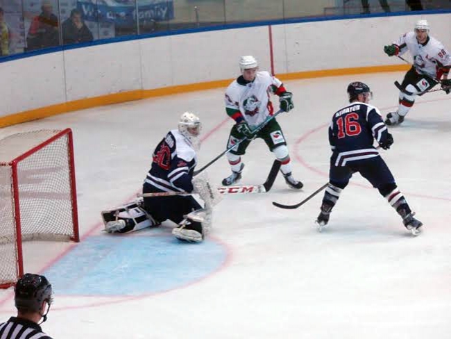 Хоккеисты «Кристалла» уступили казанскому «Барсу»