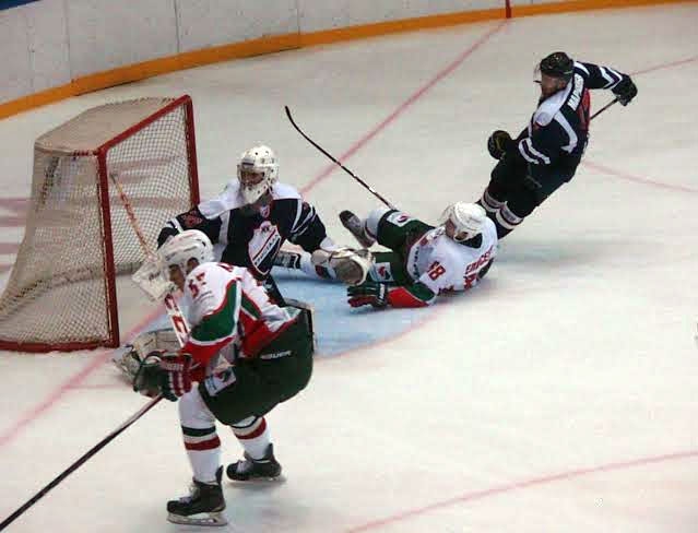 Хоккеисты «Кристалла» уступили казанскому «Барсу»