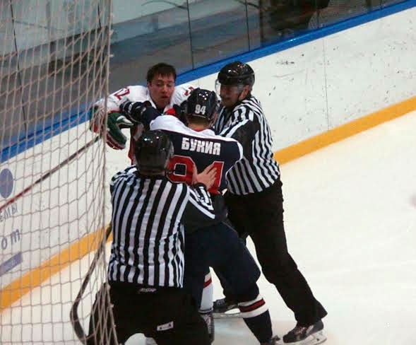 Хоккеисты «Кристалла» уступили казанскому «Барсу»