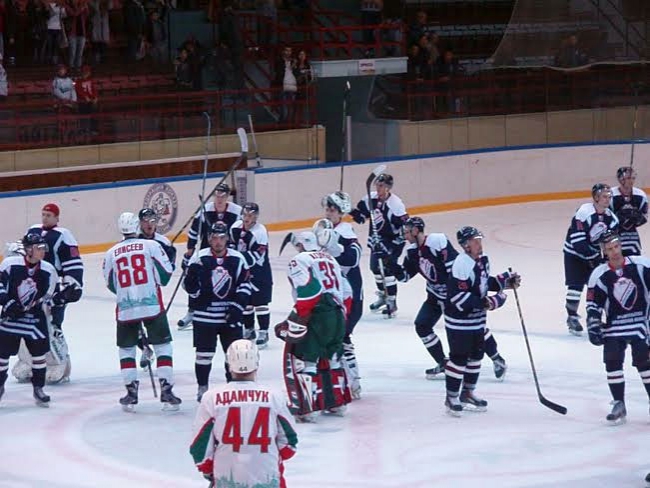 Хоккеисты «Кристалла» уступили казанскому «Барсу»