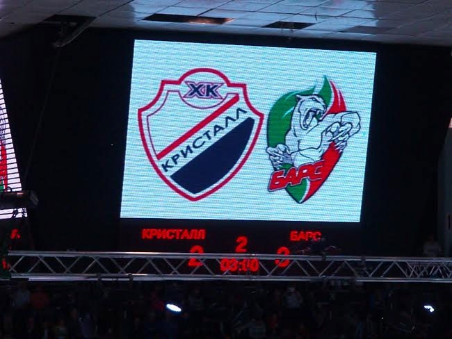 Хоккеисты «Кристалла» уступили казанскому «Барсу»